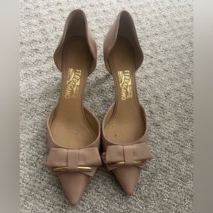 FERRAGAMO kitty heels taupe